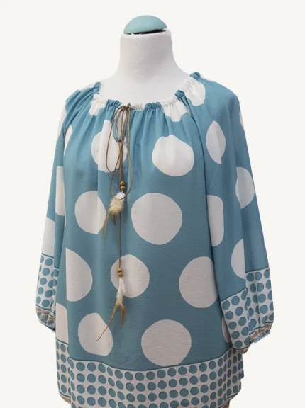 Blusa talla grande azul con lunares blancos y escote fruncido – Moda casual femenina