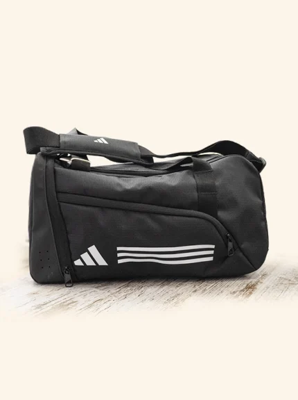 Bolsa de Deporte Adidas Negra con Diseño de Rayas Blancas