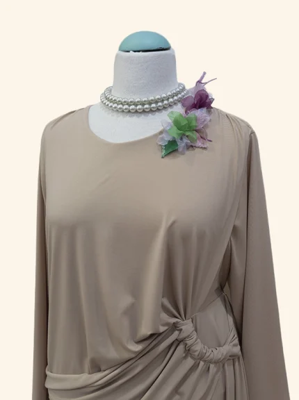 Vestido de fiesta beige talla grande con detalle floral y drapeado lateral