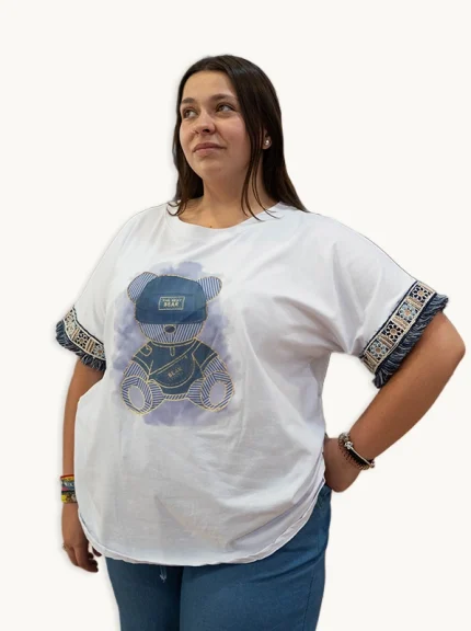 Camiseta Blanca Plus Size con Oso Vaquero y Detalles Étnicos